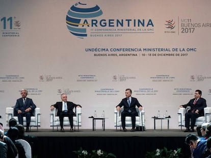 De izquierda a derecha, los presidentes Tabar&eacute; V&aacute;zquez, de Uruguay; Michel Temer, de Brasil; Mauricio Macri, de Argentina; Horacio Cartes, de Paraguay y el secretario general de la OMC, Roberto Acevedo, abren la cumbre de Buenos Aires.