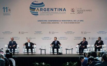 De izquierda a derecha, los presidentes Tabaré Vázquez, de Uruguay; Michel Temer, de Brasil; Mauricio Macri, de Argentina; Horacio Cartes, de Paraguay y el secretario general de la OMC, Roberto Acevedo, abren la cumbre de Buenos Aires.