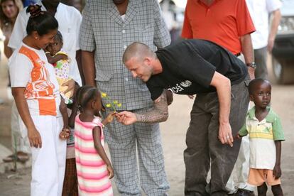 David Beckham juega con unos niños en Freetown en 2008.