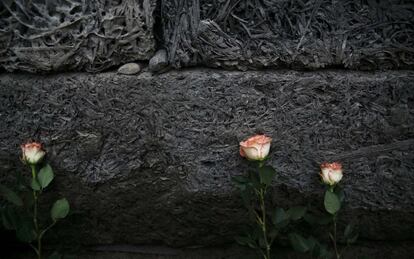 Flores colocadas en el Muro de la Muerte.