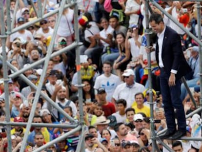 El presidente de la Asamblea Nacional se enfrenta a la amenaza de detención y regresa al país por el aeropuerto de Caracas, una concesión de Maduro que eleva el pulso entre ambos