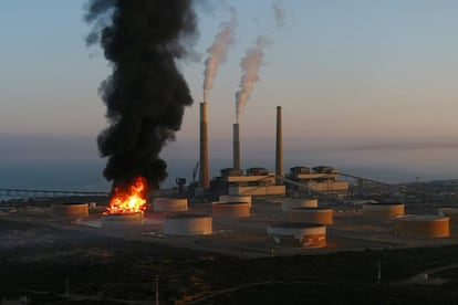 Según el último balance del Ministerio de Salud gazatí, son 43 los muertos en la Franja, entre ellos, 13 menores de edad y tres mujeres. En la imagen, incendio en un oleoducto israelí, cerca de Ashkelon, por los ataques desde Gaza, este miércoles.