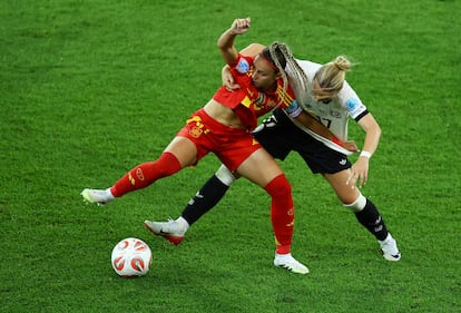 Athenea del Castillo protege el balón ante Franziska Kett.