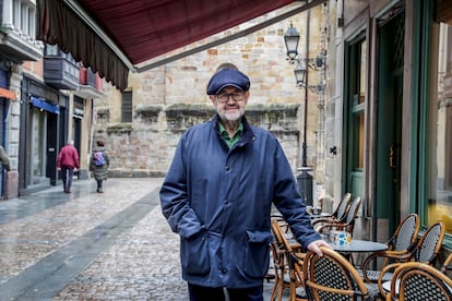 El escritor Juan Bas, el 13 de marzo en el Casco Viejo de Bilbao.