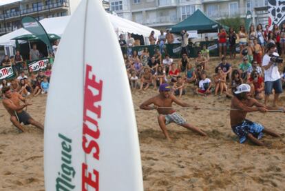 Un momento de la disputa de la prueba de <b><i>sokatira</b></i> entre surfistas ayer en Zarautz.