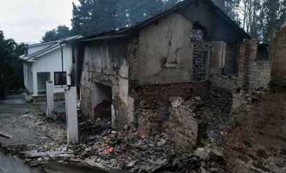 Fire-damaged homes in El Franco.