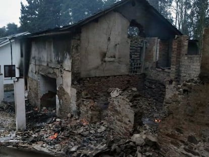 Fire-damaged homes in El Franco.