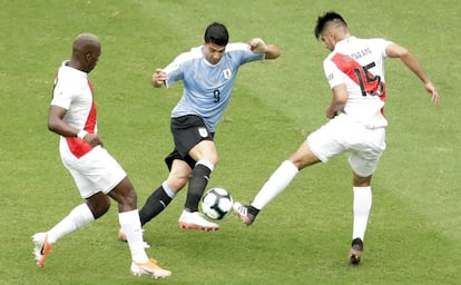 Luis Suarez lucha con Zambrano en el Uruguay-Perú-