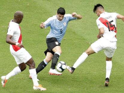 Luis Suarez lucha con Zambrano en el Uruguay-Perú-