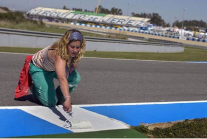 Una trabajadora pinta la pista del circuito de Jerez.