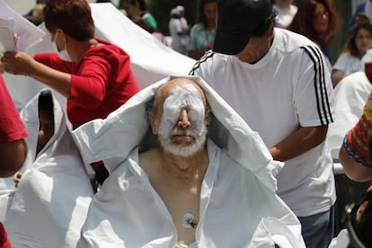 Paciente de um hospital, evacuado do local, recebe assistência médica na rua depois do sismo, na Cidade do México