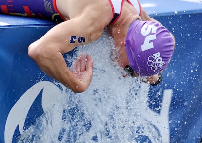 Felix Duchampt de Rumania se refresca con agua antes de la carrera de triatlón individual masculino. 