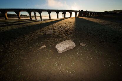 Vista del puente de Orzales (Cantabria) sobre el pantano de Ebro, que se encuentra en las cifras de volumen de agua "más baja de las últimas diez temporadas" .