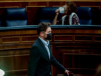 El portavoz de ERC, Gabriel Rufián, pasa por delante de la ministra de Hacienda, María Jesús Montero, en el Congreso.