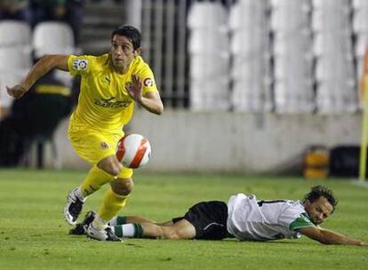 Nihat se lleva el balón ante Pinillos, que reclama una falta.