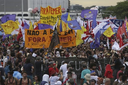 Manifestantes durante ato contra a PEC do Teto em Brasília.