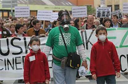 Un grupo de personas con máscaras antigás encabezó la manifestación contra la incineradora del Txingudi.