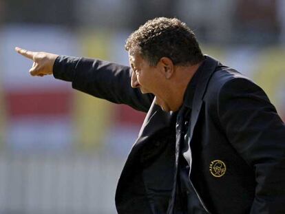 Ten Cate grita a sus jugadores en el partido del Ajax, su equipo, con el Sparta de Rotterdam el domingo pasado.