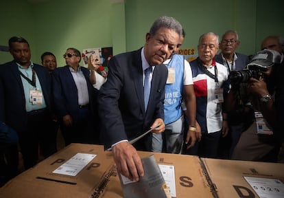 El expresidente y candidato, Leonle Fernández, vota este domingo.