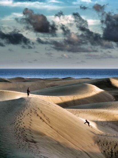 Niños jugando en las dunas de Maspalomas.