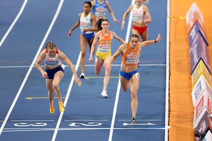 Paula Sevilla (carril central) gana la medalla de bronce en la final de 400m en el Europeo de Atletismo en pista cubierta.