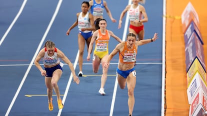 Paula Sevilla (carril central) gana la medalla de bronce en la final de 400m en el Europeo de Atletismo en pista cubierta.