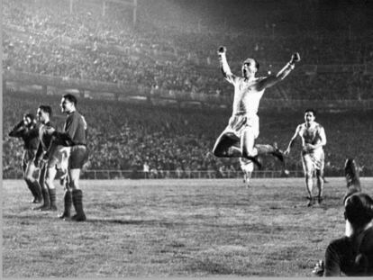 A los 88 años murió Alfredo Di Stéfano, la Saeta Rubia, tras sufrir un infarto en una calle de Madrid. Gran leyenda del fútbol, referente permanente de los puristas que pudieron, por edad, contemplar su juego, la figura de Di Stefano estaba vinculada especialmente al Real Madrid.