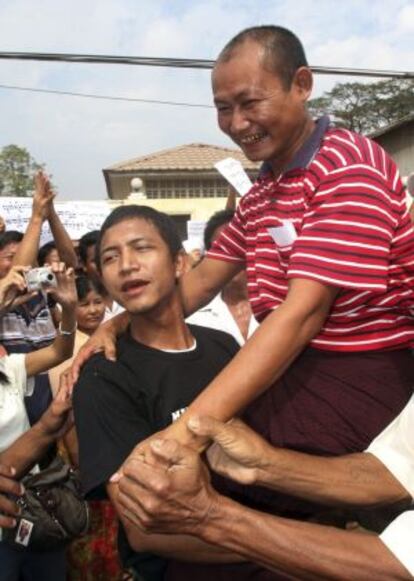 Un preso político, tras su liberación este viernes en Rangún.