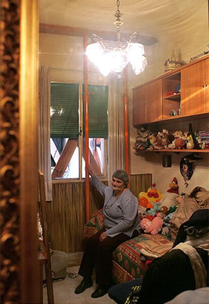Charo Miguel, en una habitación de su casa, apuntalada a causa de las grietas.