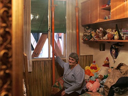 Charo Miguel, en una habitación de su casa, apuntalada a causa de las grietas.