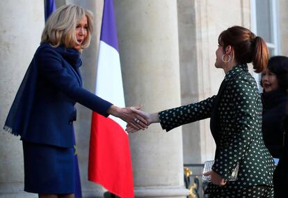 Brigitte Macron saluda a Emma Watson en el Palacio del Elíseo.