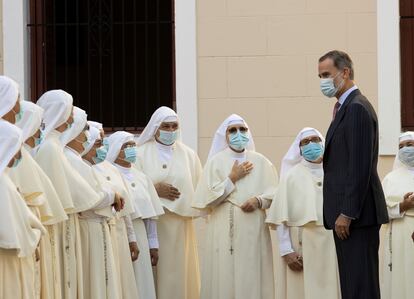 Felipe VI saluda a las hermanas del Convento Siervas de María en San Juan (Puerto Rico).