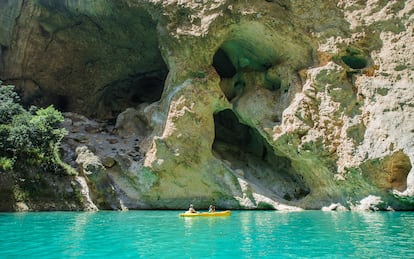 Una canoa en las gargantas del río Verdon, en la región francesa de la Provenza.