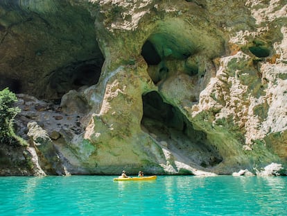 Una canoa en las gargantas del río Verdon, en la región francesa de la Provenza.