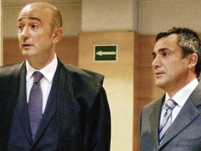 Jabyer Fernández (a la derecha) junto a su abogado en el juicio por el 'caso Iurbenor'.  