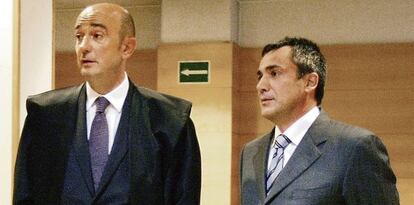 Jabyer Fernández (a la derecha) junto a su abogado en el juicio por el 'caso Iurbenor'.  