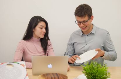 Responsables de Hola Dinnerware con el plato patentado.