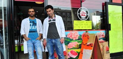 Yousefzay Ebrahem y Hayri Kurt de espaladas a su carnicería en Sarcelles.