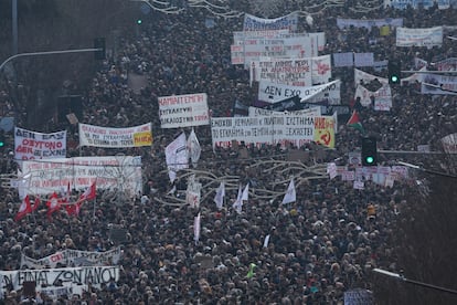 Manifestantes portan pancartas durante la protesta en el centro de Atenas, este viernes.