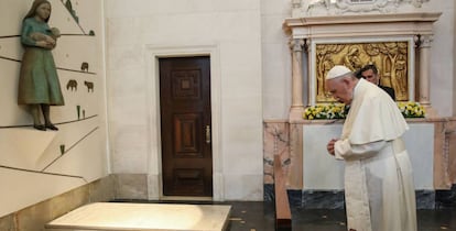 El papa Francisco reza ante las tumbas de los pastorcillos.