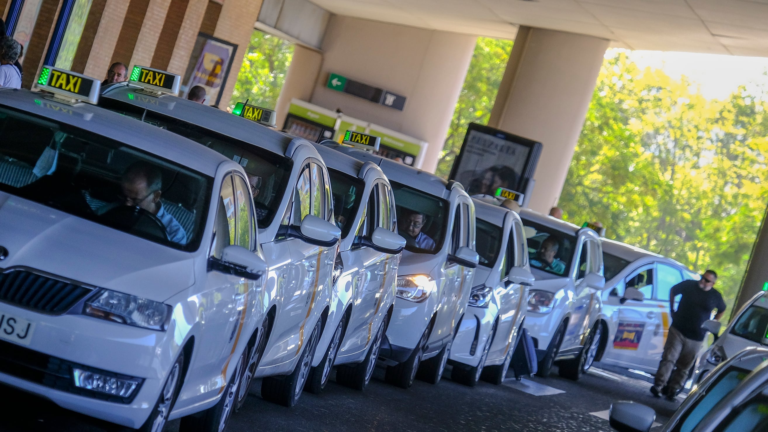 I taxi alla stazione di Santa Justa fermano a Siviglia, nel 2022.