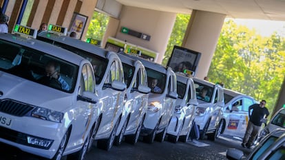 Taxis en la parada de la estacin de Santa Justa en Sevilla, en 2022.