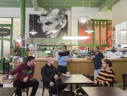 Una imatge del dramaturg presideix el bar de la nova Sala Beckett, on Aitor Galisteo-Rocher (esquerra), Blai Juanet, Nao Albet, Ferran Utzet i Pol López assagen 'Esperant Godot'.