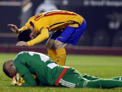 Messi se lamenta de una ocasi&oacute;n fallada ante Jaume Domenech.