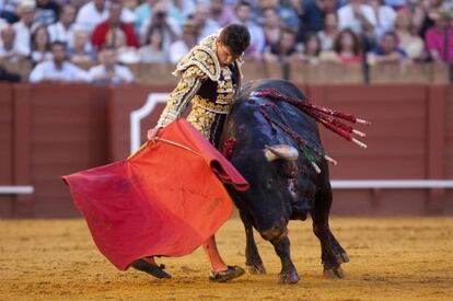 Daniel Luque, durante la faena con su segundo y último toro al que cortó una oreja.