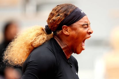 Serena celebra un punto durante el partido contra Nara en la central de París.