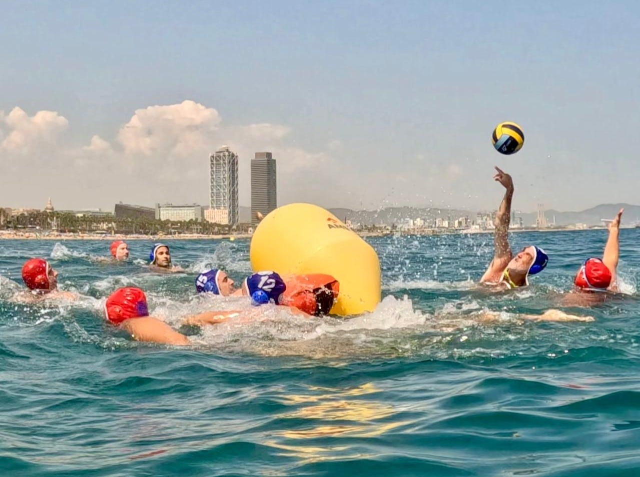 Jugadores de poloboya en la Barceloneta 2026 en una foto cedida.