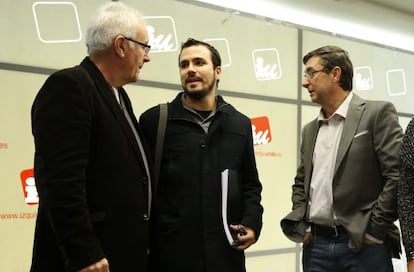  Cayo Lara conversa con Alberto Garz&oacute;n y Jos&eacute; Luis Centella