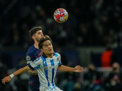 Take Kubo en acción ante el PSG en la Champions League.