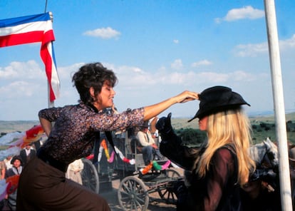Claudia Cardinale y Brigitte Bardot en 'Las Petroleras', Colmenar Viejo 1971© Gianni Ferrari